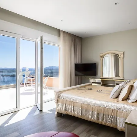 Monte Leone By Konnect With Pool, Hot Tub, & Stunning Seaview וילה